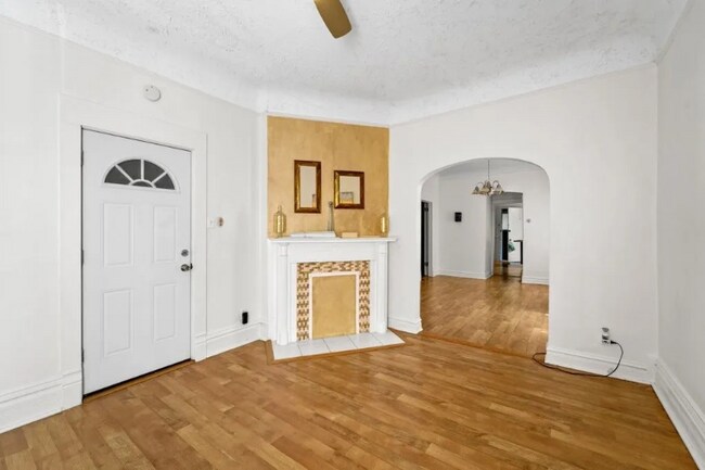 Foto del edificio - 3012 E 80th Pl