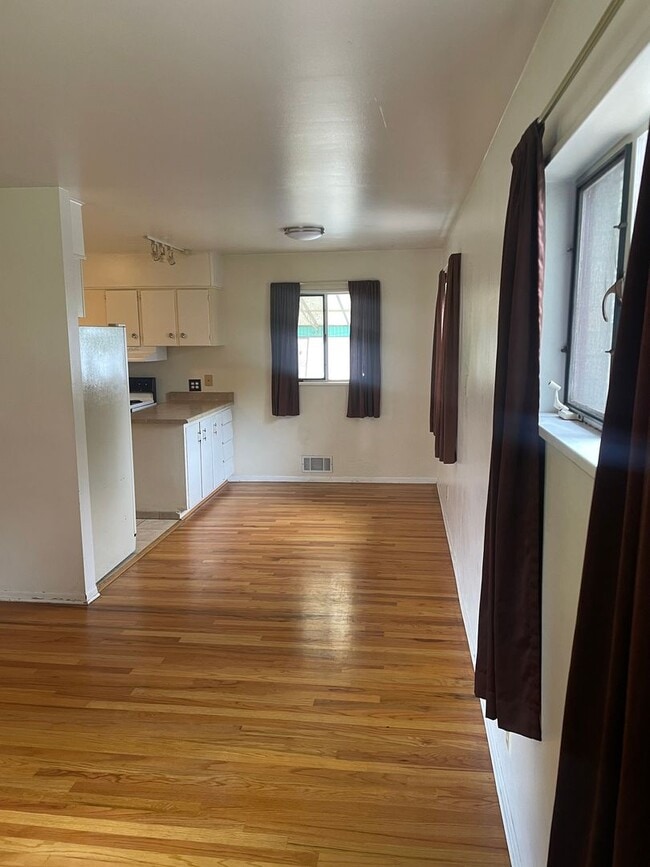 Building Photo - Ranch style home for rent very close to An...