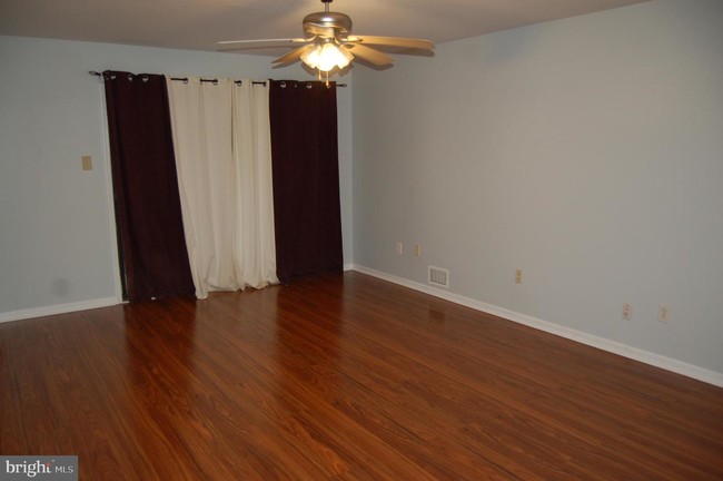 Foto del edificio - 423 Meadow Woods Ln