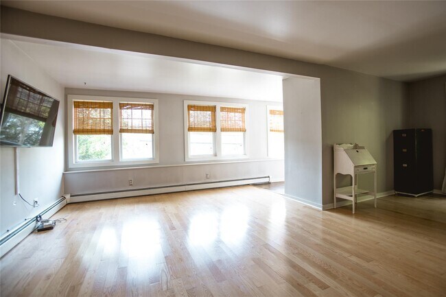 Foto del edificio - 582 Lakes Rd