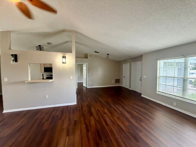 Building Photo - 3175 Victoria Dr