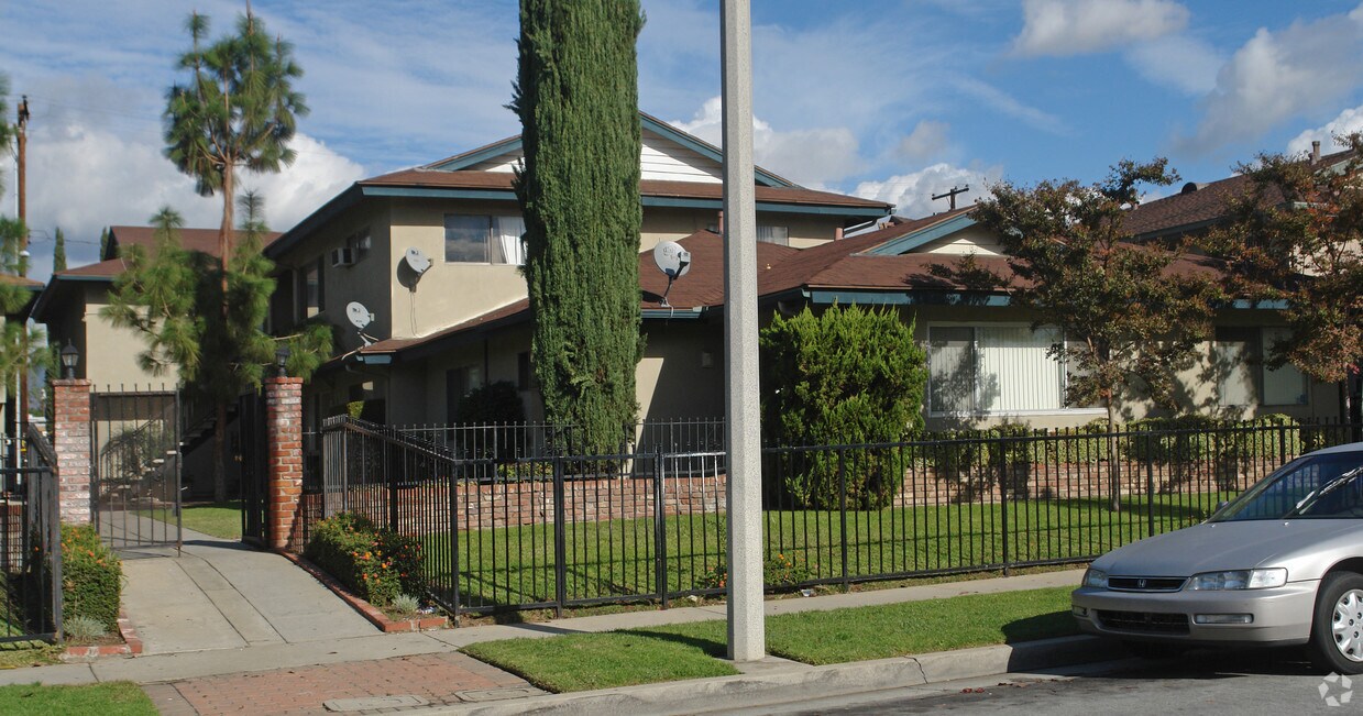 Building Photo - 653 E Ruddock St
