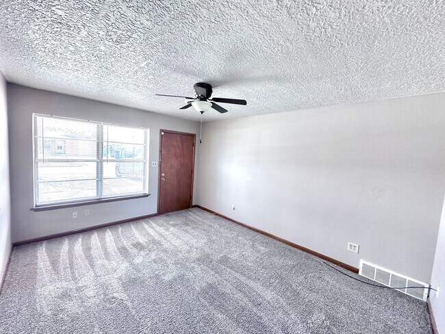 Foto del edificio - 3-bed 1-bath 1-car Single Family near