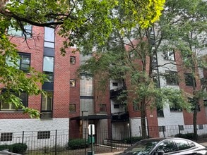 Building Photo - 2307 W Wolfram St