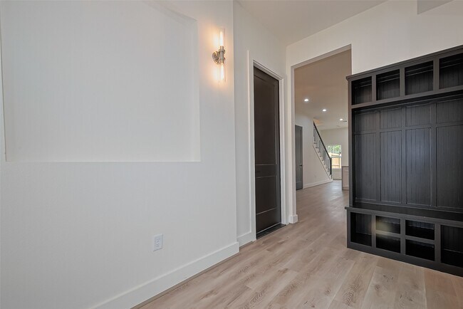 Building Photo - 7918 Parnell St