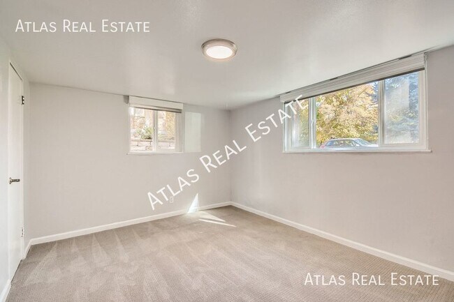 Building Photo - Lovely lower level duplex in the Universit...