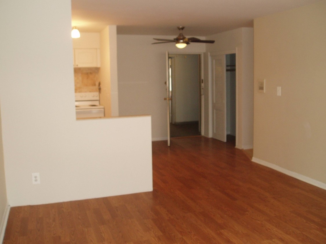 Dining Room - Park Plaza Apartments