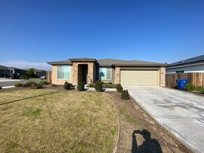 Building Photo - 1318 Four Peaks St