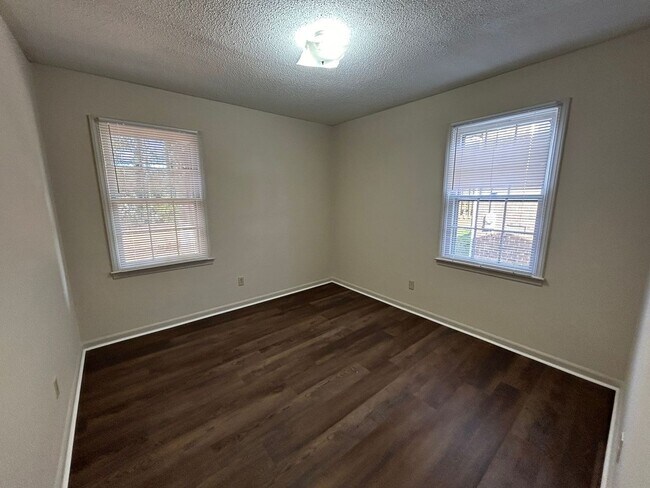 Building Photo - 2-Bedroom, 1.5 Bathroom Brick Home