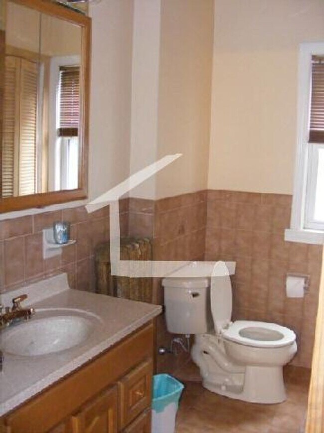 Building Photo - Beautiful 5 Bed 3 Bath available Now