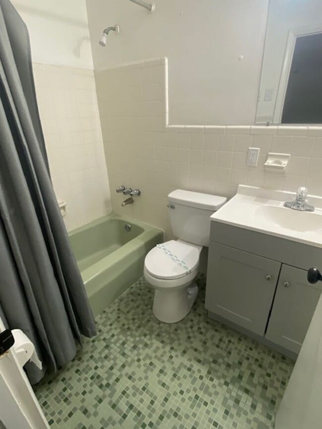 Building Photo - 3 Bed 2 Bath Home | Fenced Yard | Pet Frie...