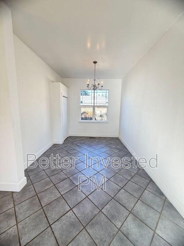 Foto del edificio - 559 N Oak St