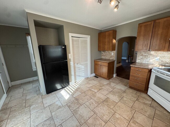 Building Photo - House available for rent