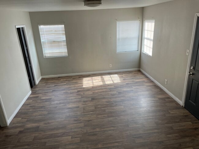 Foto del edificio - 5140 Newcastle Ave