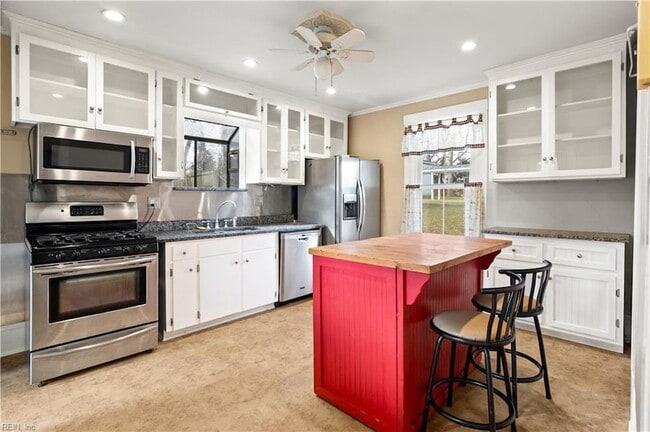 Building Photo - 227 James St