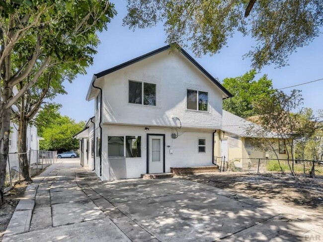 Building Photo - 1428 E Orman Ave