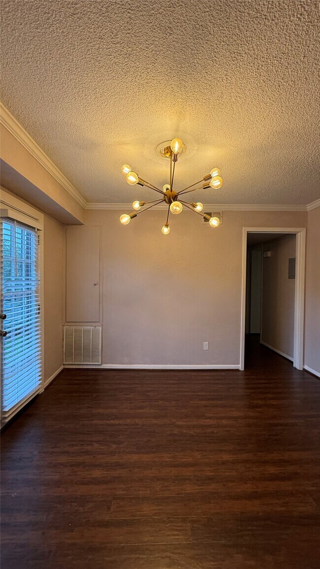 Foto del edificio - 2744 Briarhurst Dr