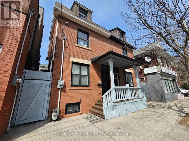 Building Photo - 454-454 Gerrard St E
