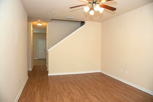 Foto del edificio - "Spacious 3-Bedroom Townhouse with 2.5 Baths in Prime Fort Walton Beach Location!"