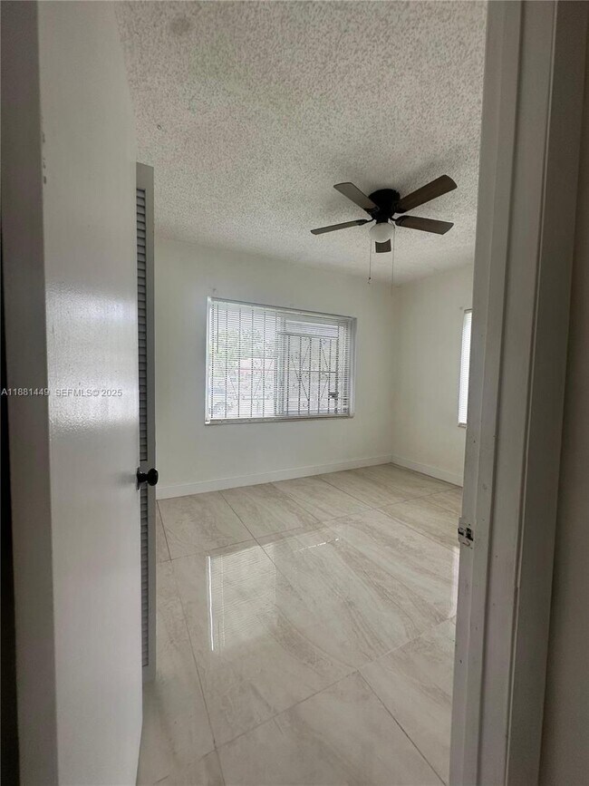 Foto del edificio - 890 NW 106th St