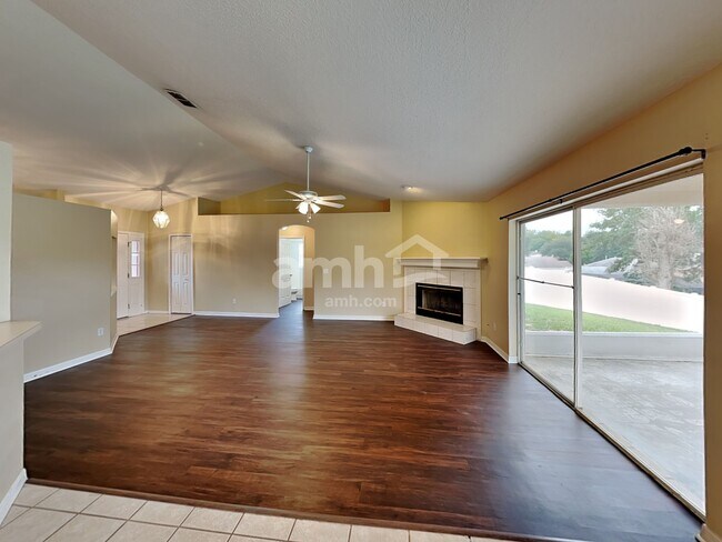 Foto del edificio - 722 Meadow Park Dr