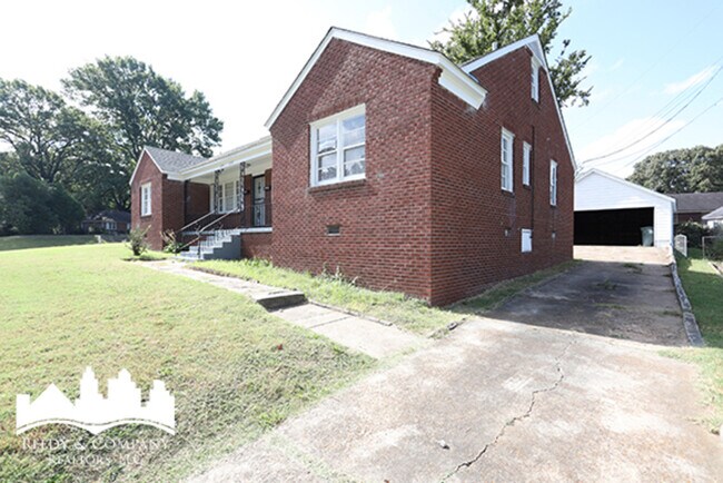 Building Photo - 2043 Lamar Ave