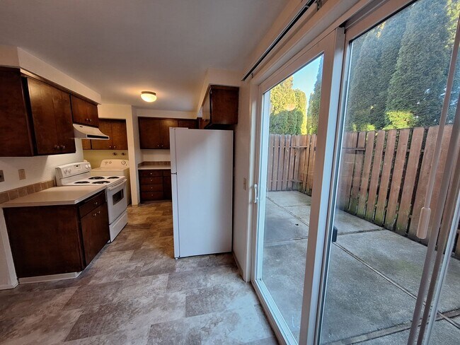 Building Photo - Two Bedroom Townhouse Style Unit