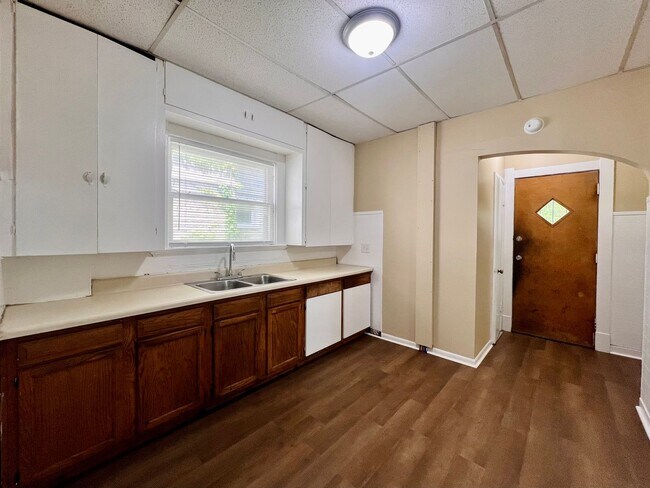 Building Photo - 3 Bedroom House