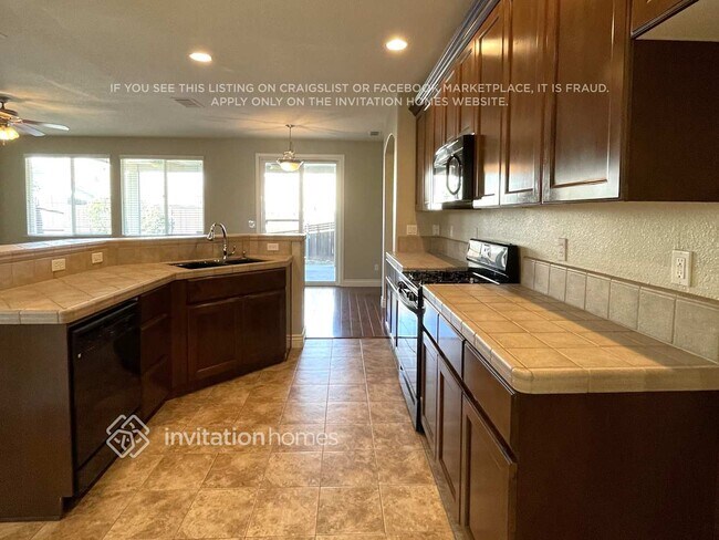 Foto del edificio - 465 Elmwood Ct