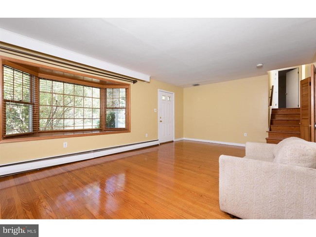 Building Photo - 544 Kromer Ave