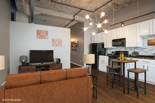 Building Photo - 210 S Desplaines St