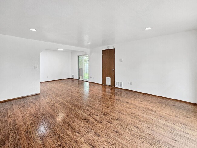 Building Photo - Beautiful rambler house with 3 bedroom nea...