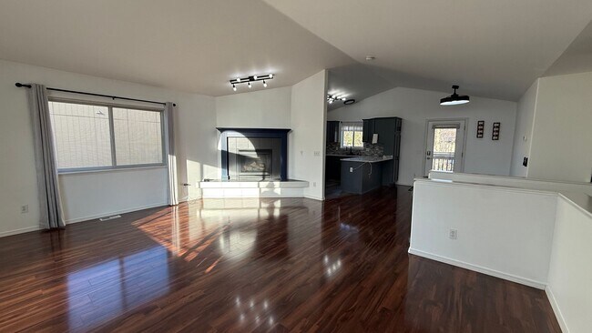 Building Photo - Lovely 3 Bed/2.5 Bath House in East Anchor...