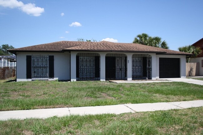 Building Photo - Charming Home in a Prime Location – Update...