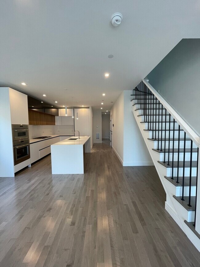 Building Photo - 719 N Elizabeth St