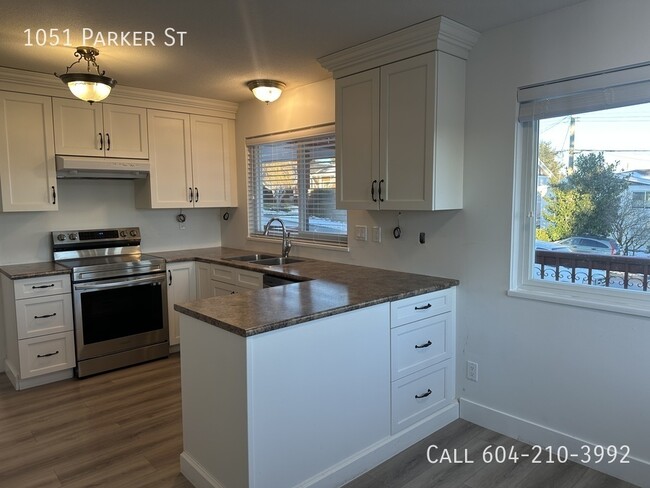 Building Photo - Water Views in White Rock