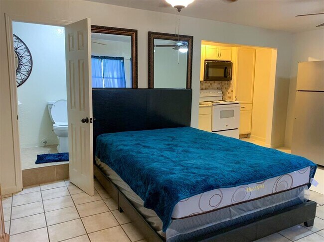 Foto del edificio - 8430 Holiday Ln