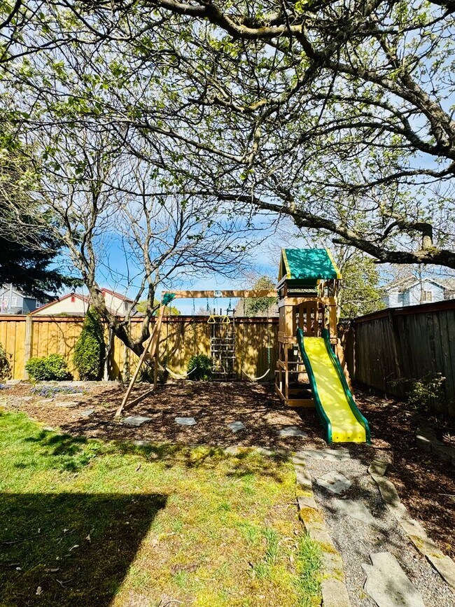 Foto del edificio - 3-Bedroom Home with Garden Oasis & Covered Patio – Bethel Neighborhood