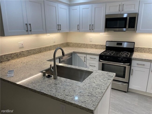 Building Photo - 3 br, 3 bath Condo - 2475 Via Corella