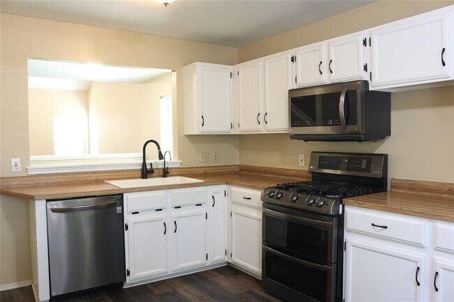 Building Photo - 704 W Custers Creek Bend