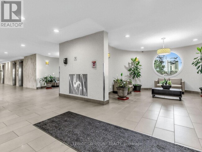 Building Photo - 5 Parkway Forest Dr