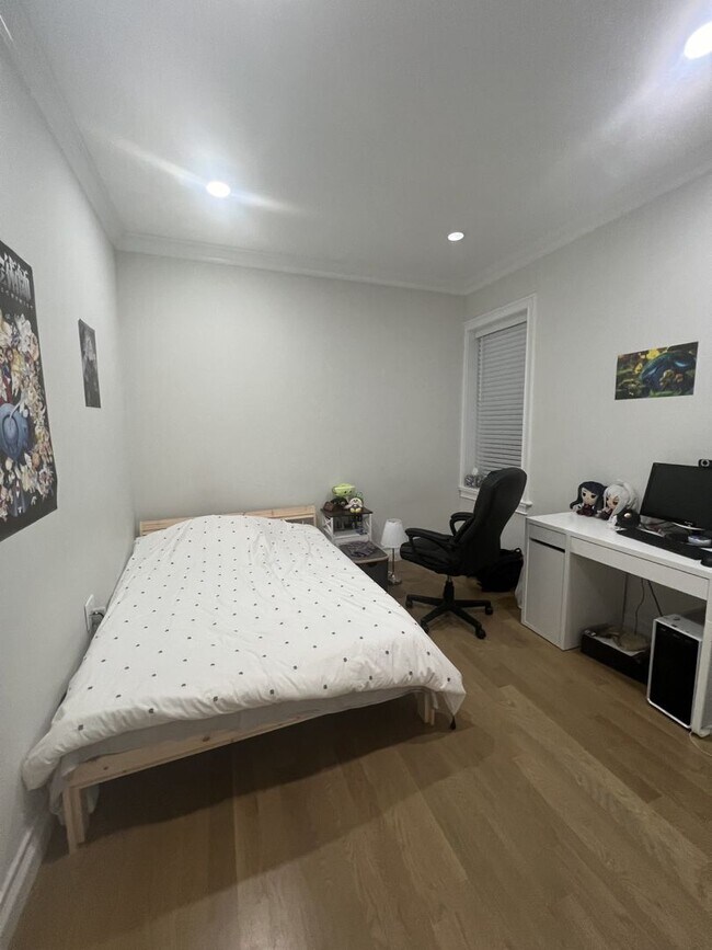 Building Photo - Recently renovated 3 spacious bedrooms + 2...