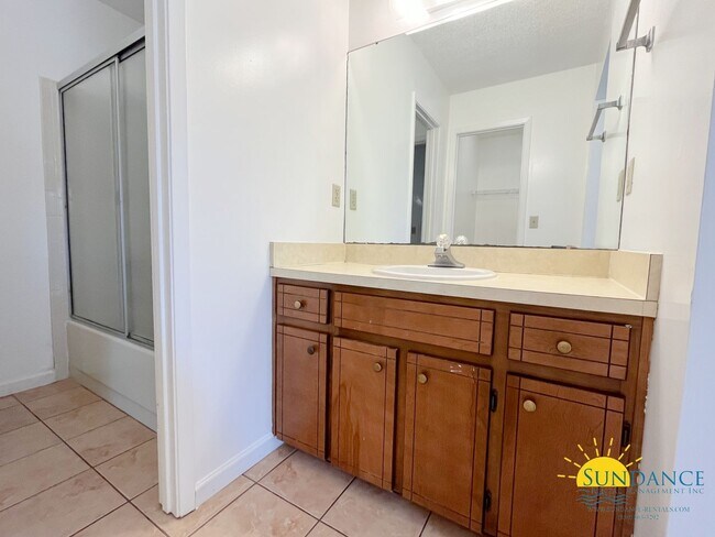 Building Photo - Adorable 2 Bedroom Home in Valparaiso!