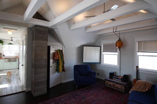 Building Photo - 869 Arkwright St N