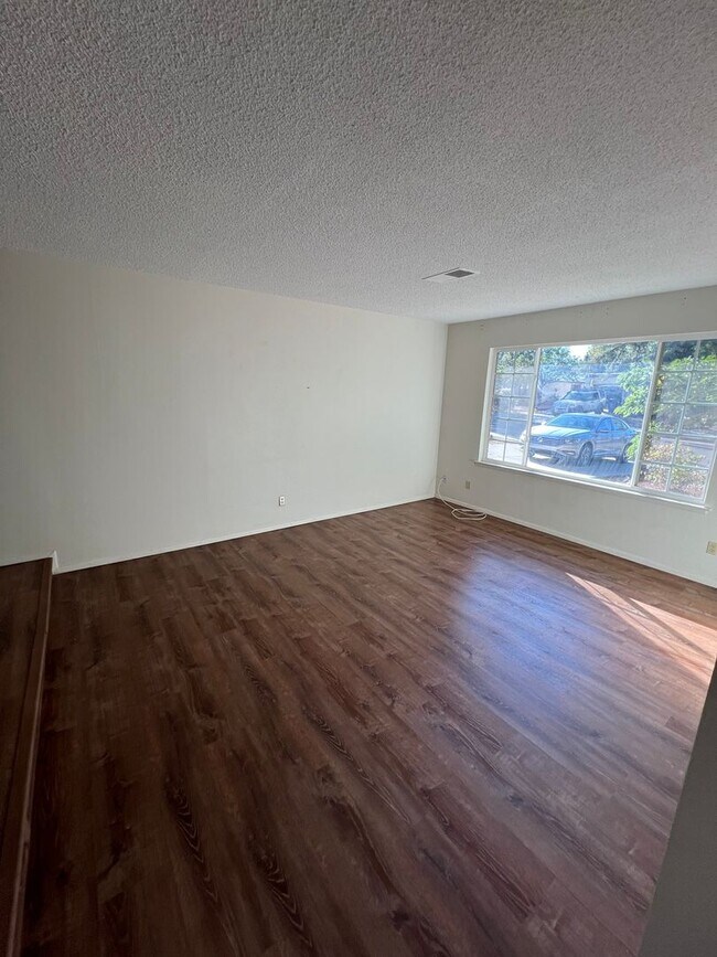Building Photo - NE 4 Bedroom  2 Bath with Garage