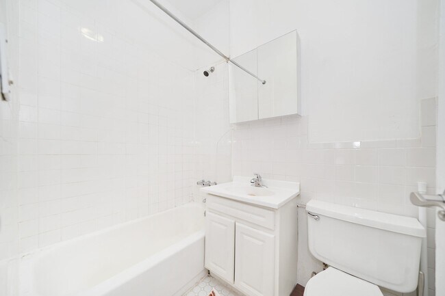 Foto del edificio - JUST LISTED STUDIO IN THE HEART OF HELL’S KITCHEN