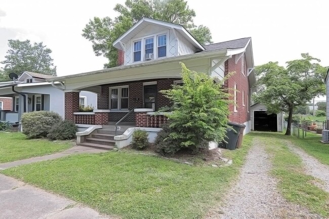 Building Photo - House Close To Campus!