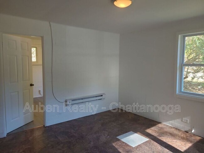 Building Photo - 715 Lupton Dr