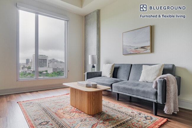 Building Photo - 615 W 7th St