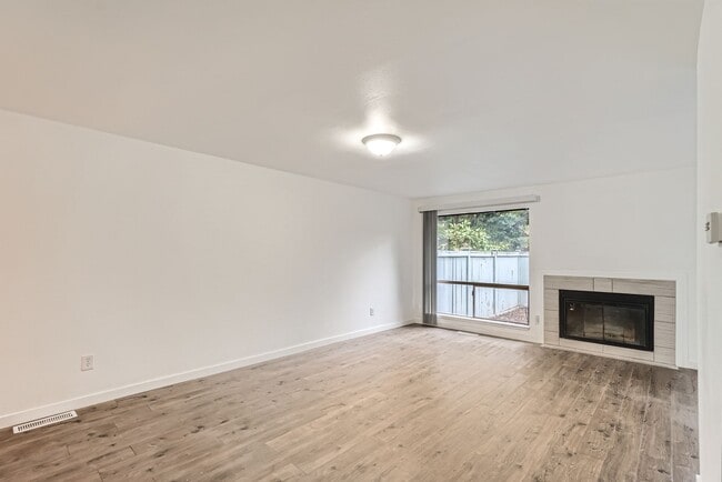 Building Photo - Available September 1st >> Fully Remodeled...